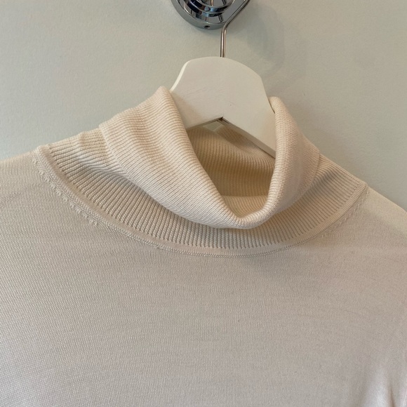 Uniqlo cream turtle neck - Picture 4 of 4